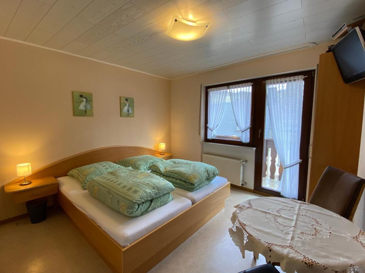 Winzerhaus Im Oberdorf - Fewo U Zimmer - Auch Kombinierbar Erden Exterior photo